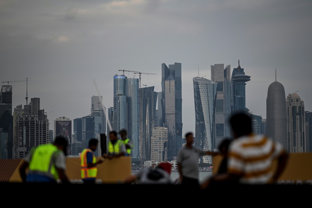 عمال على كورنيش الدوحة في 17 تشرين الثاني/نوفمبر 2022 (ا ف ب)