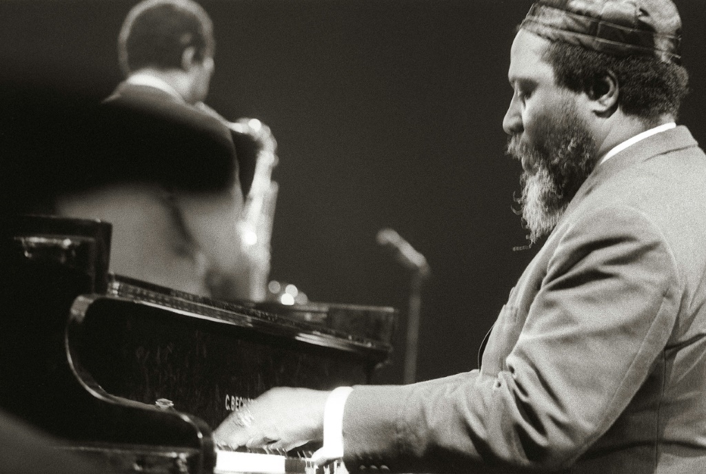 موسيقي الجاز الأميركي الشهير ثيلونيوس مونك خلال حفل في العاصمة الفرنسية باريس في الأول من كانون الأول/ديسمبر 1969 (ا ف ب)
