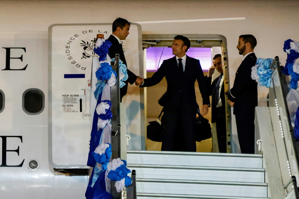الرئيس الفرنسي إيمانويل ماكرون يصل إلى مطار بانكوك في 16 تشرين الثاني/نوفمبر 2022 (ا ف ب)