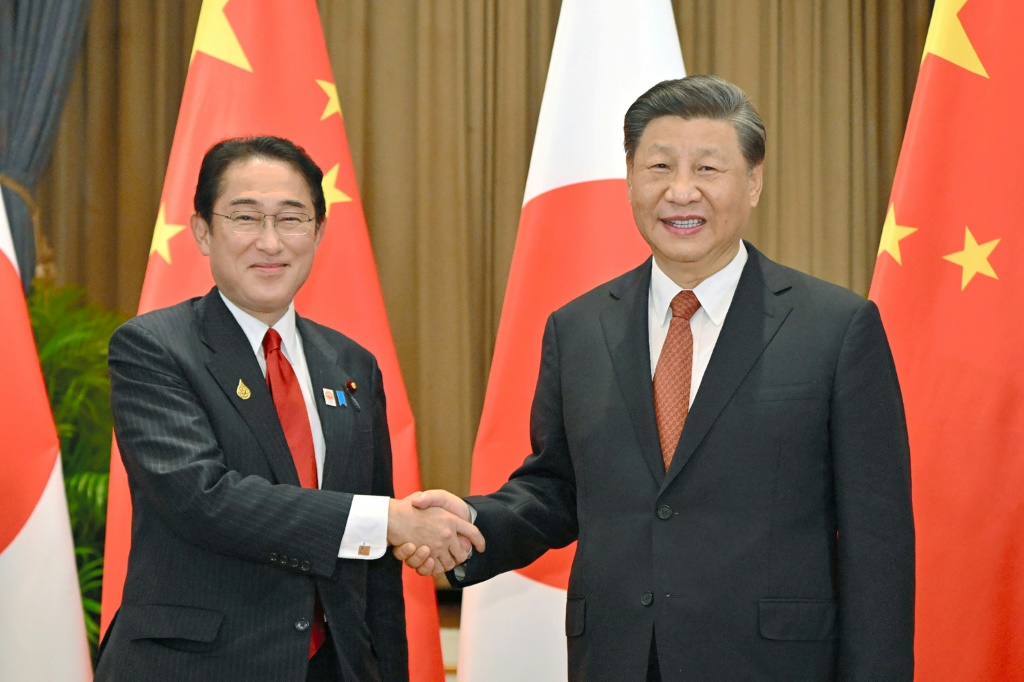  رئيس الوزراء الياباني فوميو كيشيدا، والرئيس الصيني شي جين بينج (ا ف ب)