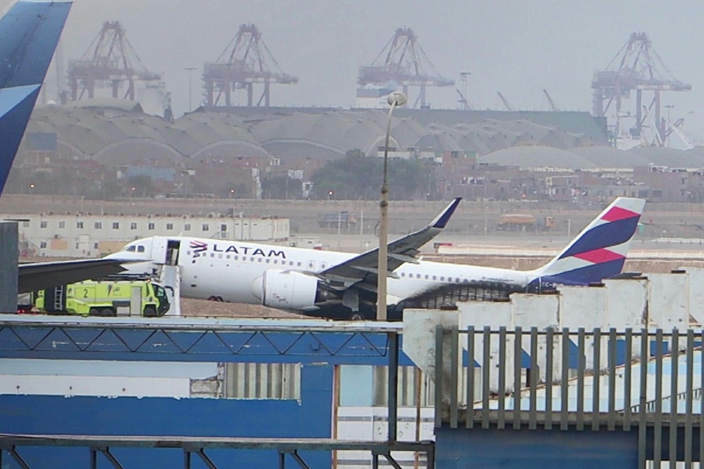 صورة من تسجيل فيديو لفرانس برس لطائرة بعد اصطدامها بشاحنة خلال إقلاعها في مطار العاصمة البيروفية ليما في 18 تشرين الثاني/نوفمبر 2022 (ا ف ب)