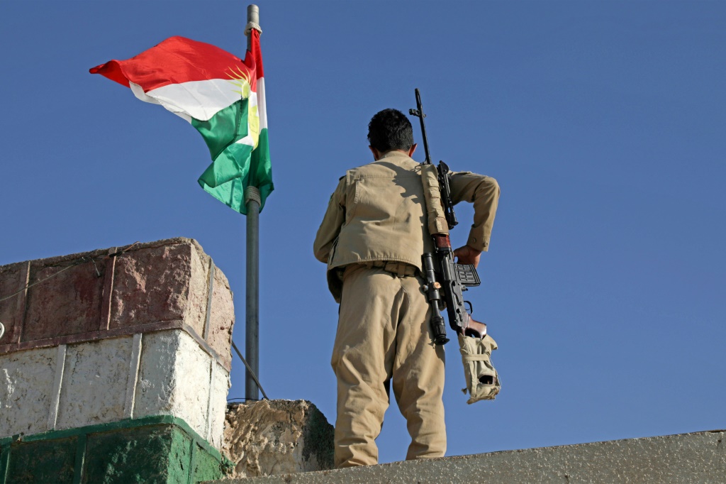 مقاتل كردي مرتبط بالحزب الديموقراطي الكردستاني الإيراني في كويسنجق في العراق بتاريخ 1 تشرين الأول/أكتوبر 2022 (ا ف ب)