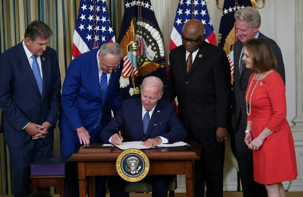 حقق الرئيس جو بايدن بعض المكاسب الكبيرة - بما في ذلك التوقيع على قانون بشأن تغير المناخ وقانون الإنفاق على الرعاية الصحية (أ ف ب)