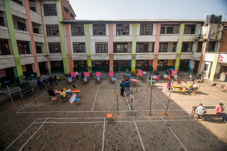 الاستعدادات تجري في أحد مراكز الاقتراع قبل يوم واحد من انطلاق الانتخابات العامة في كاتمندو، نيبال، 19 نوفمبر 2022.  (شينخوا)