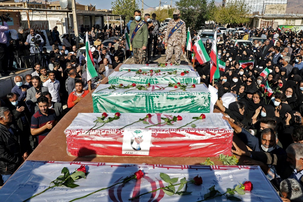 إيرانيون ينعون أمام نعوش قتلى هجوم إطلاق نار خلال جنازتهم في مدينة ايذه بمحافظة خوزستان الإيرانية في 18 تشرين الثاني/نوفمبر 2022 (ا ف ب)