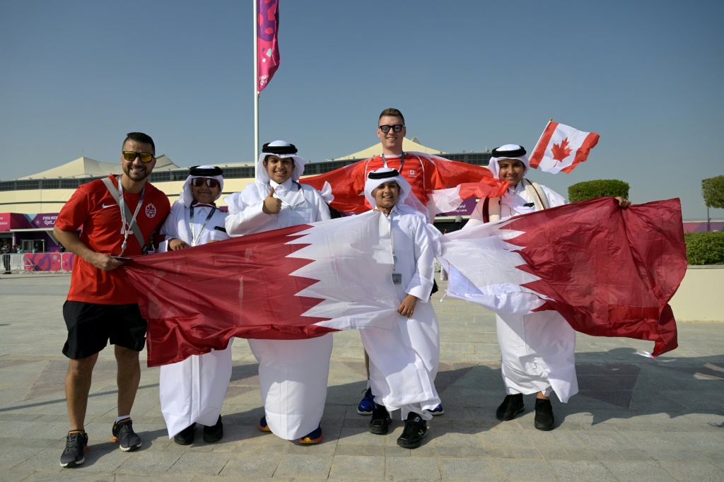 جماهير قطرية وكندية في استاد البيت في الخور قبل افتتاح مونديال 2022 (ا ف ب)