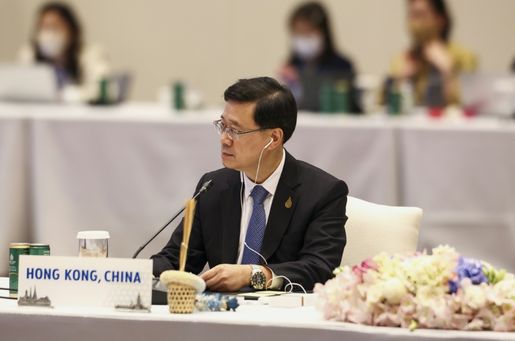 المسؤول التنفيذي لهونغ كونغ جون لي خلال مشاركته في اجتماع على هامش قمة ابيك، في بانكوك في 18 تشرين الثاني/نوفمبر 2022 (ا ف ب)