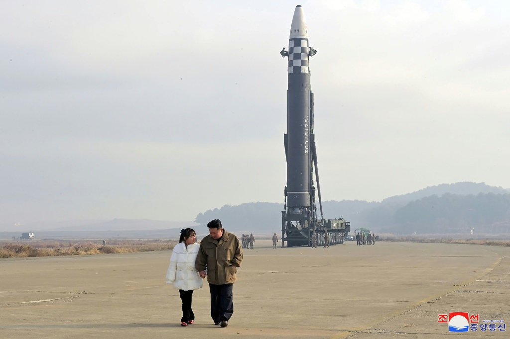الزعيم الكوري الشمالي كيم جونغ اون وابنته على موقع تجربة لإطلاق صاورخ في 18 تشرين الثاني/نوفمبر 2022 (ا ف ب)