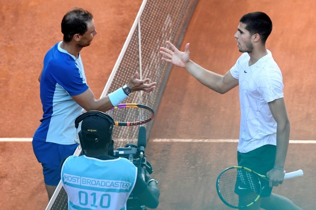 صنع كارلوس الكاراز ورافائيل نادال تاريخ التنس لإسبانيا في المركزين الأول والثاني على التوالي في تصنيفات ATP لنهاية العام. (ا ف ب)