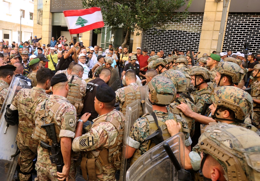 يذكر أن لبنان يعاني من أزمة مالية منذ عام 2019 أدت إلى امتناع المصارف عن تسليم المودعين أموالهم (ا ف ب)