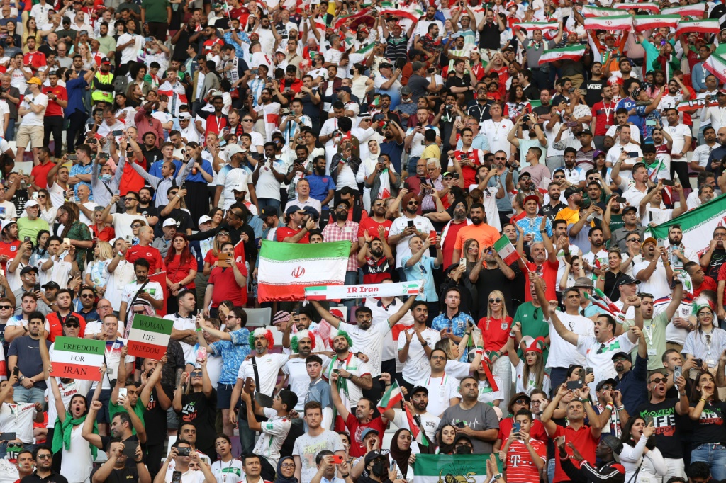 مشجعون للمنتخب الإيراني خلال مباراة "تيم ملّي" أمام إنكلترا على استاد خليفة الدولي في الدوحة. 21 تشرين الثاني/نوفمبر 2022 (ا ف ب)