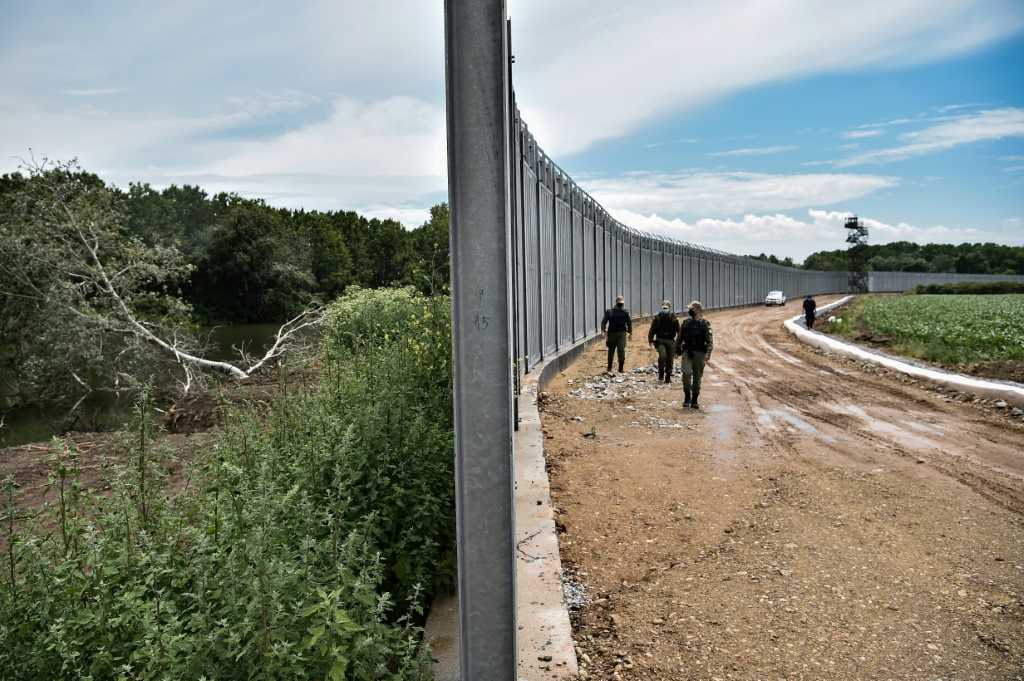 يتضمن جزء من هذه الإستراتيجية تمديد جدار بطول 40 كيلومترًا (25 ميلًا) على الحدود التركية في منطقة إيفروس بمقدار 80 كيلومترًا (ا ف ب)