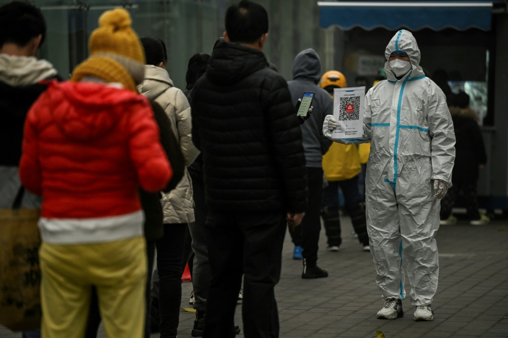 أشخاص يصطفون للخضوع لفحص كوفيد في بكين بتاريخ 20 تشرين الثاني/نوفمبر 2022 (ا ف ب)