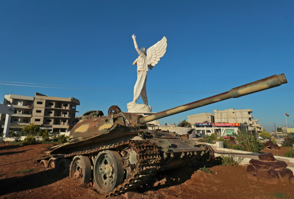    بلدة كوباني الكردية في شمال سوريا ، حيث استهدفت ضربات جوية تركية قواعد للمسلحين الأكراد (أ ف ب)