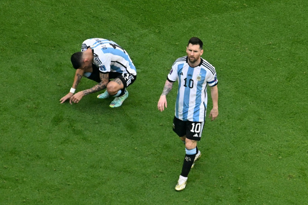 خسر المنتخب الأرجنتيني اليوم مباراته الافتتاحية بكأس العالم للمرة الأولى منذ نسخة 1990 ، التي شهدت هزيمته أمام الكاميرون (ا ف ب)