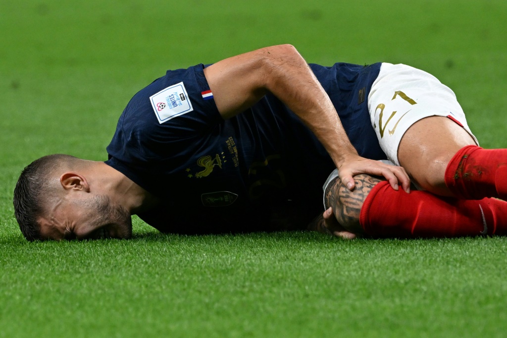المدافع الفرنسي لوكا هرنانديز بعد اصابته في مواجهة أستراليا خلال مونديال 2022 (ا ف ب)