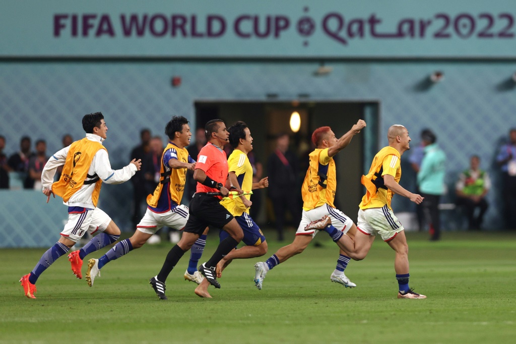 لاعبو منتخب اليابان يحتلفون في نهاية مباراة فريقهم ضد المانيا التي انتهت بفوزهم 2-1 في مونديال قطر 2022. 23 تشرين الثاني/نوفمبر 2022 (ا ف ب)