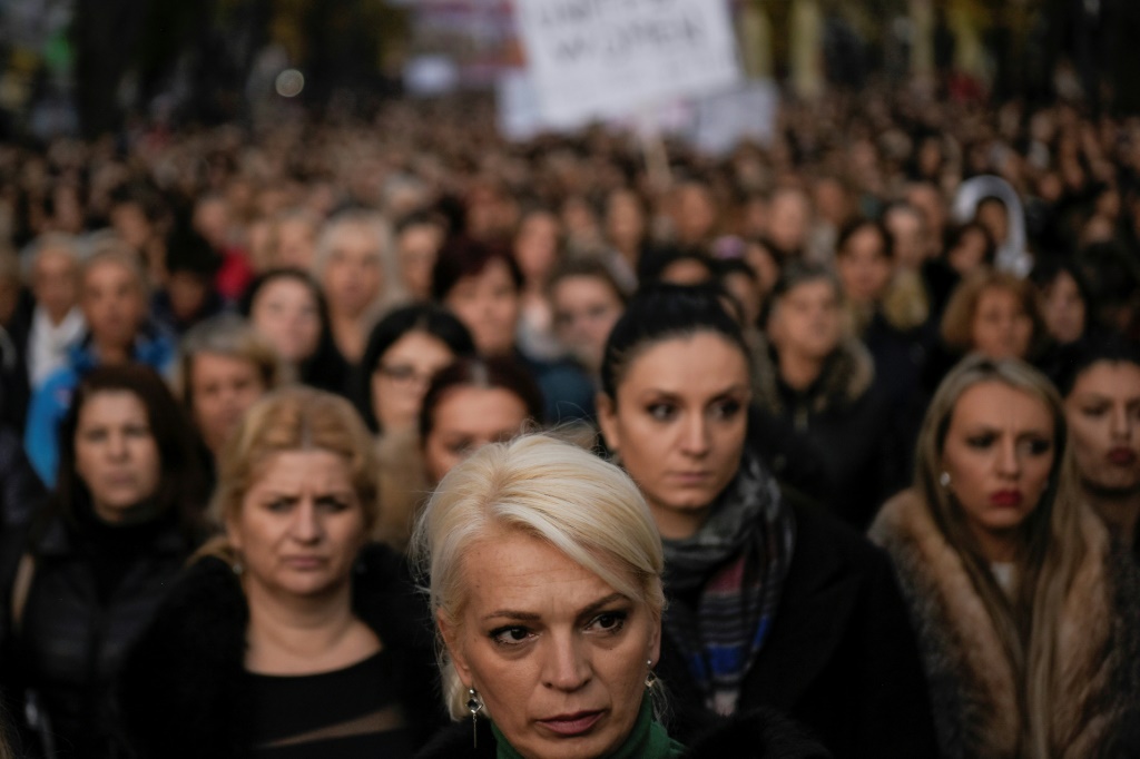    وانضمت مئات النساء إلى الاحتجاج في ميتروفيتشا (أ ف ب)