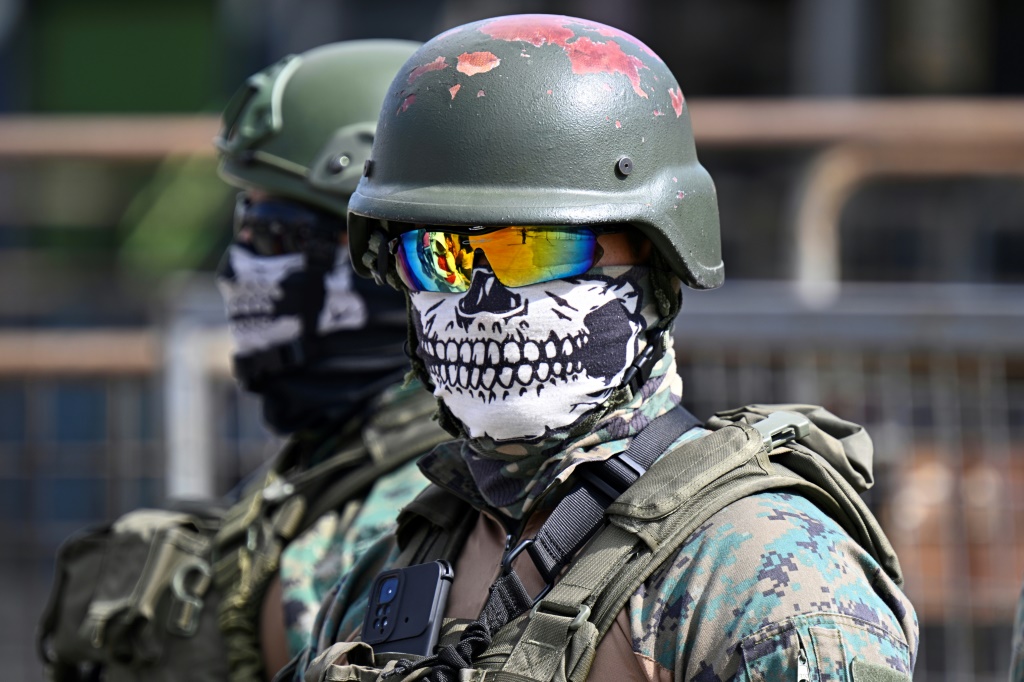  جنود إكوادوريون يحرسون محيط سجن غواياس 1 وسط اضطرابات هناك في 4 نوفمبر 2022 (أ ف ب)