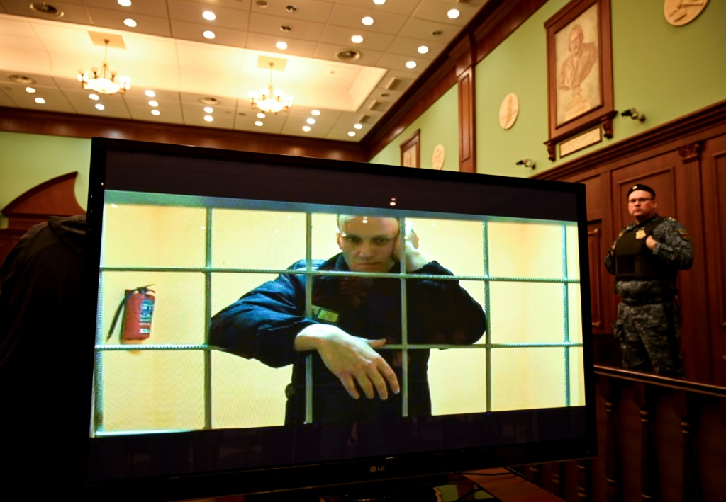    يظهر أليكسي نافالني على شاشة في قاعة محكمة بموسكو عبر رابط فيديو من مستعمرته في السجن (أ ف ب)