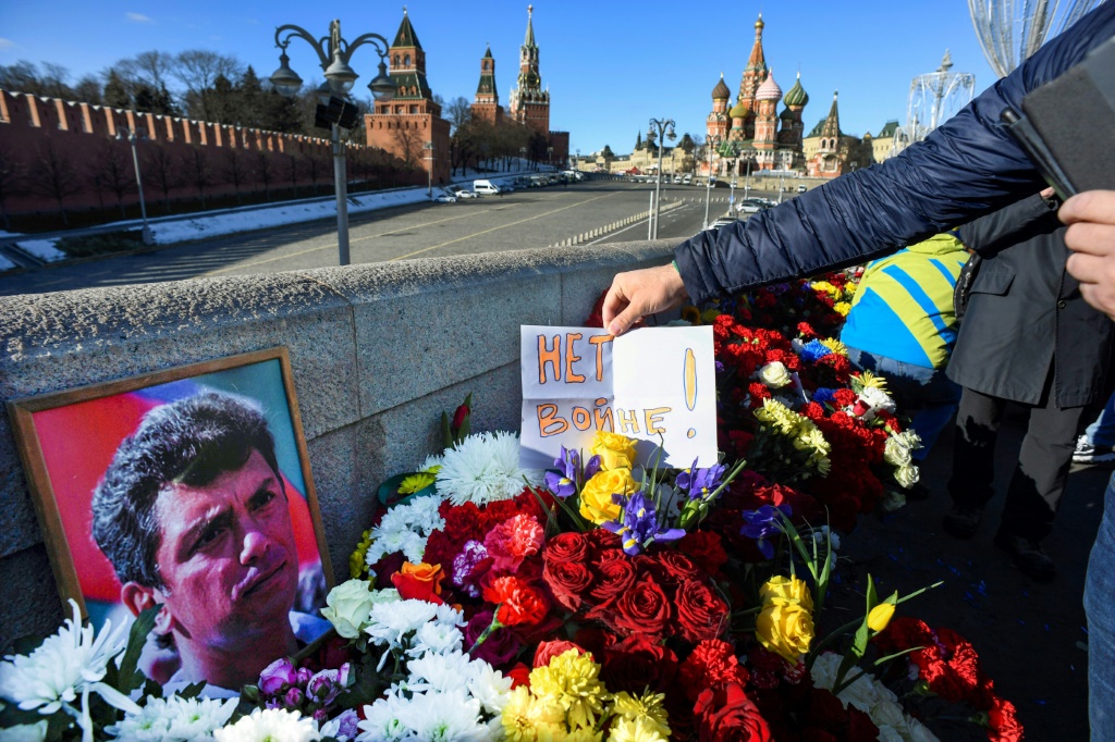 قُتل نيمتسوف بالرصاص على جسر بموسكو بالقرب من الكرملين في فبراير 2015. (أ ف ب)