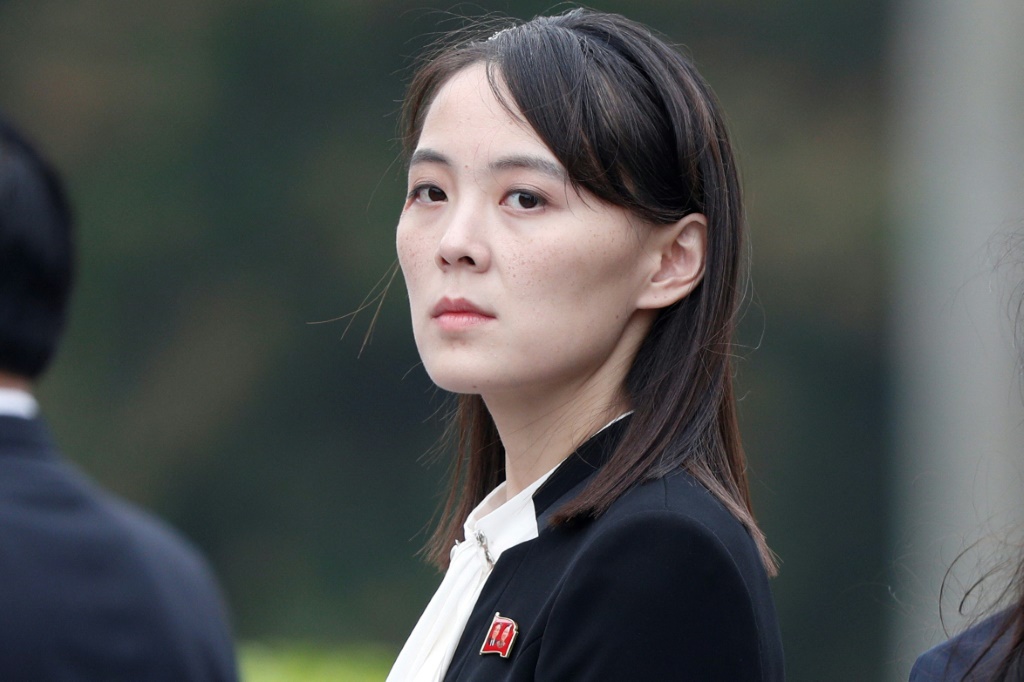 وصفت كيم يو جونغ ، الأخت القوية لزعيم كوريا الشمالية ، رئيس كوريا الجنوبية بـ "الأحمق" (أ ف ب)
