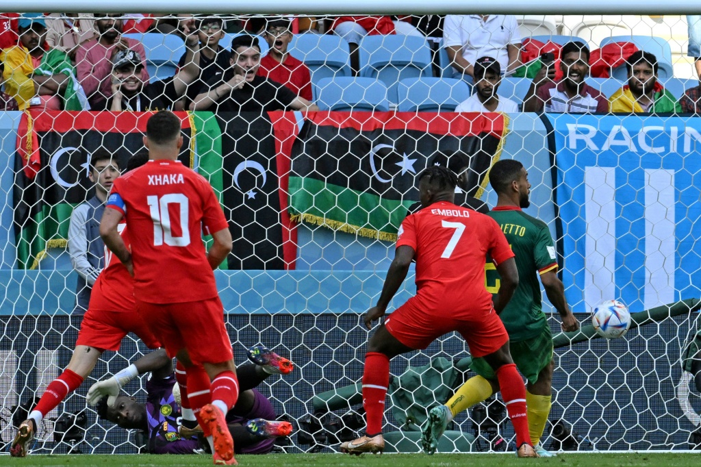    وسجل بريل إمبولو المولود في الكاميرون هدف الفوز لسويسرا على حساب البلد الذي ولد فيه (أ ف ب)