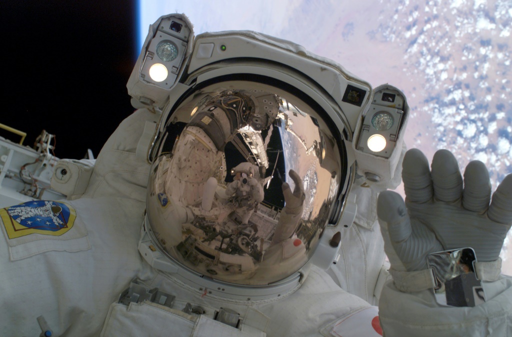 صورة وفرتها وكالة الفضاء الأميركية ناسا لرائد الفضاء الياباني سوتشي نوغوتشي وهو يلوّح لزميله ستيف روبنسون أثناء سيرهما في الفضاء بتاريخ الأول من آب/أغسطس 2005 (ا ف ب)