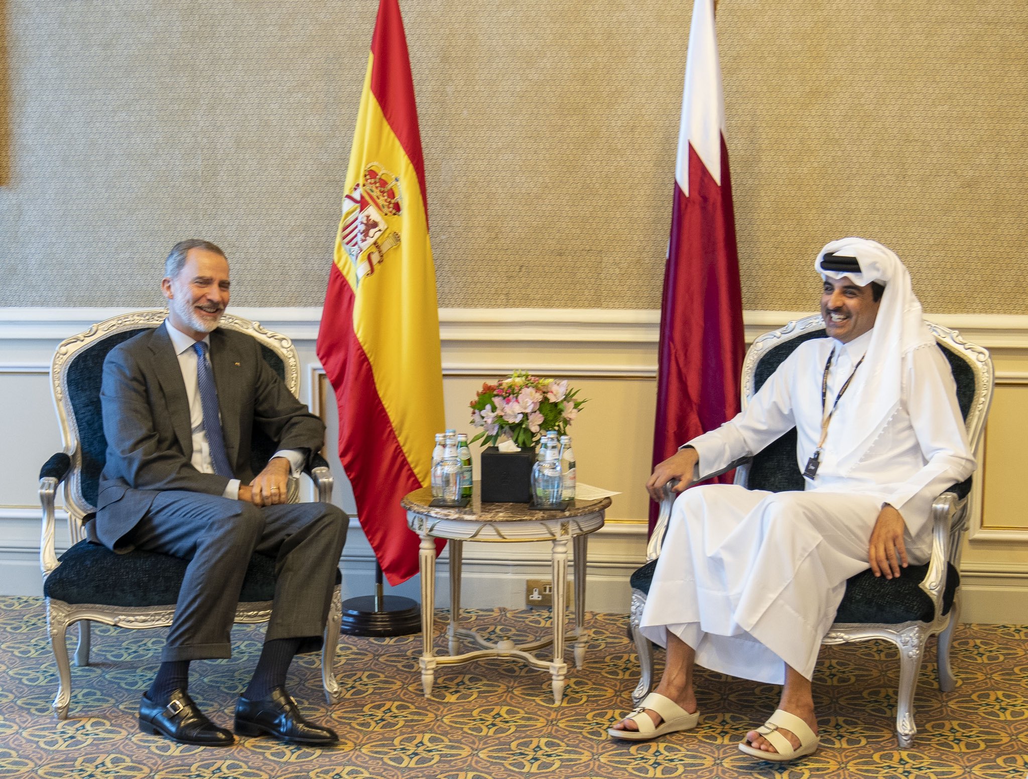  أمير دولة قطر الشيخ تميم بن حمد آل ثاني مع ملك إسبانيا فيليبي السادس (الديوان الأميري القطري)
