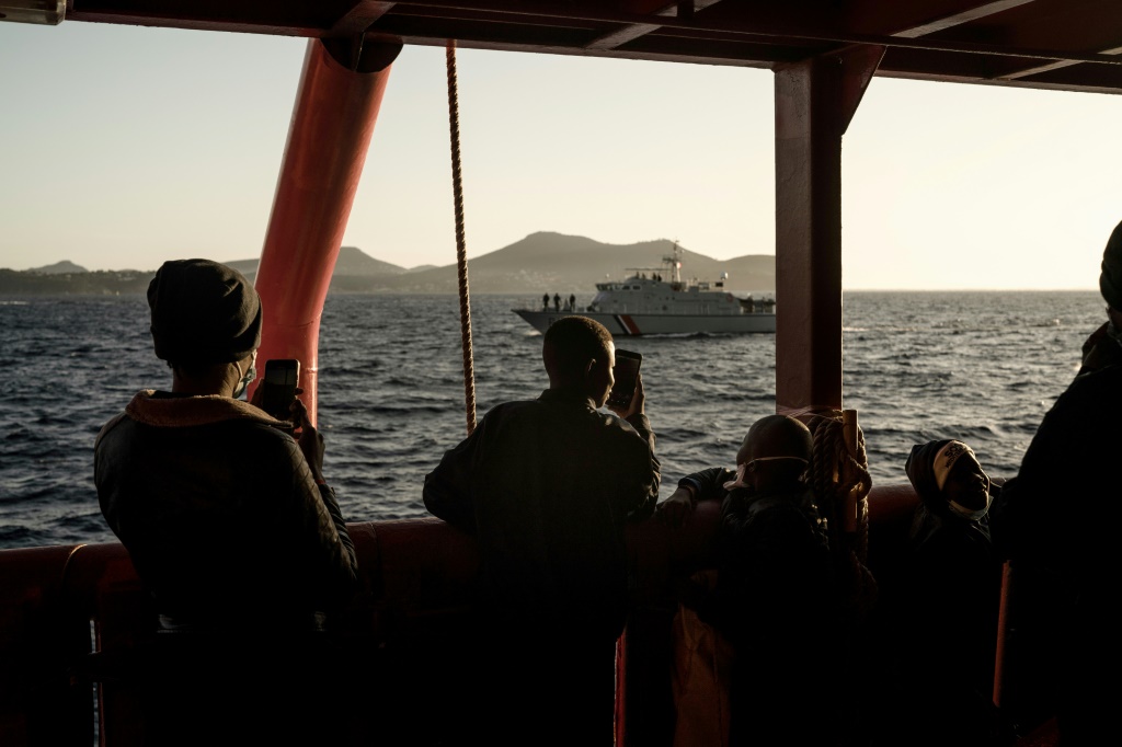    مهاجرون على متن سفينة "أوشن فايكينغ" قبل وصولهم إلى طولون بجنوب فرنسا في 11 تشرين الثاني/نوفمبر 2022 (ا ف ب)