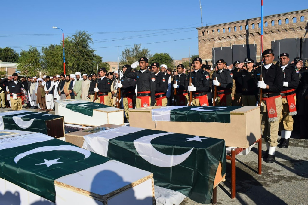 قال مسؤولون إن ستة من ضباط الشرطة قتلوا في كمين شمال غرب باكستان يوم 16 نوفمبر ، في هجوم تبنته حركة طالبان المحلية. (ا ف ب)