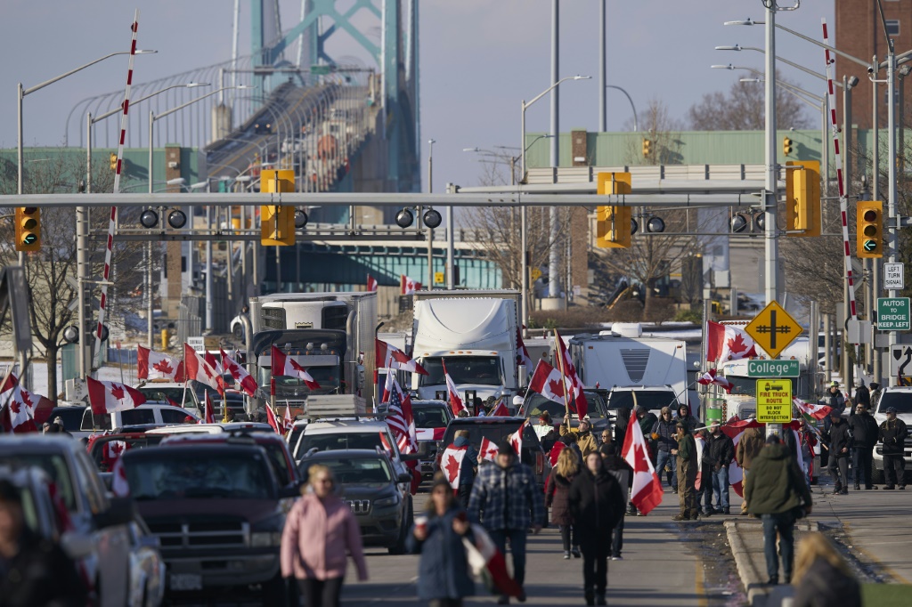 برزت احتجاجات التضامن في جميع أنحاء كندا وخارجها ، بما في ذلك في ممرات التجارة الكندية الأمريكية الرئيسية مثل هذا عند جسر بين وندسور وأونتاريو وديترويت في ولاية ميشيغان الأمريكية التي يعتمد عليها قطاع السيارات. (أ ف ب)