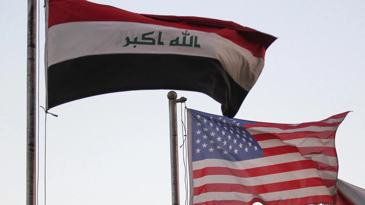 علم أمريكا وعلم العراق (ا ف ب)