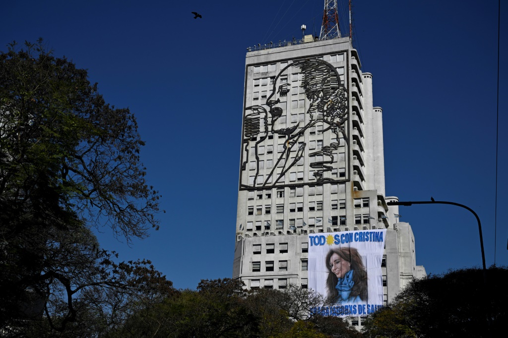 إعلان دعائي لنائبة الرئيس الأرجنتيني كريستينا كيرشنر على مبنى وزارة التنمية في بوينوس آيرس في 03 أيلول/سبتمبر 2022 (ا ف ب)