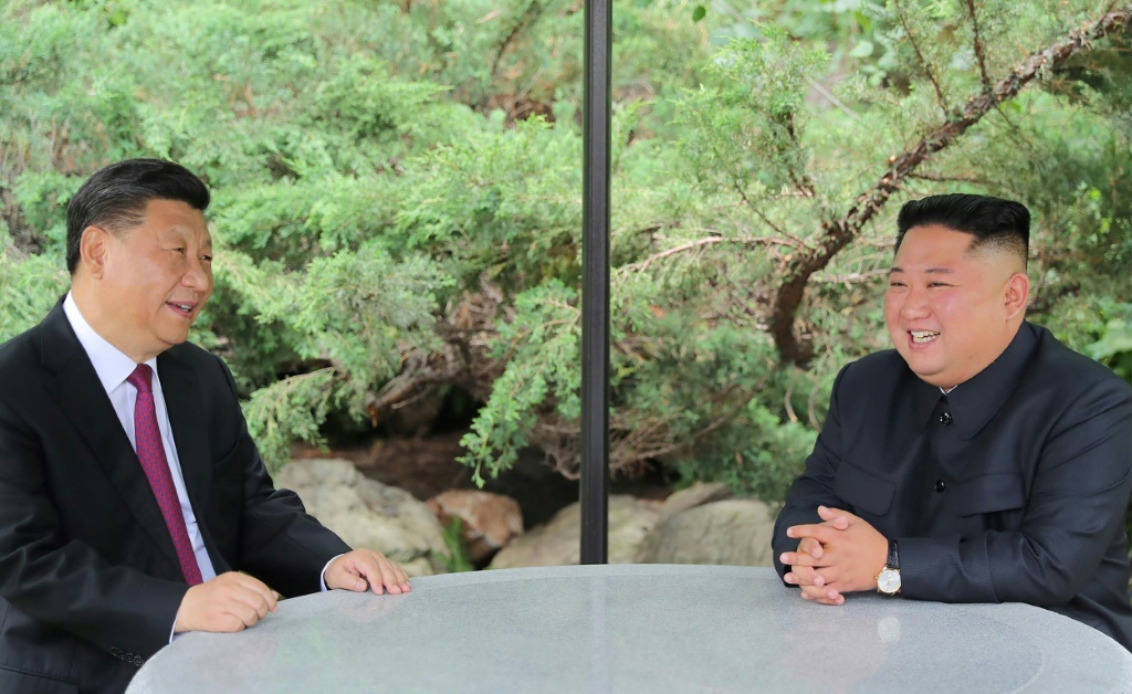 الرئيس الصيني شي جينبينغ والزعيم الكوري الشمالي كيم جونغ اون في بيونغ يانغ في 21 حزيران/يونيو 2019 (ا ف ب)