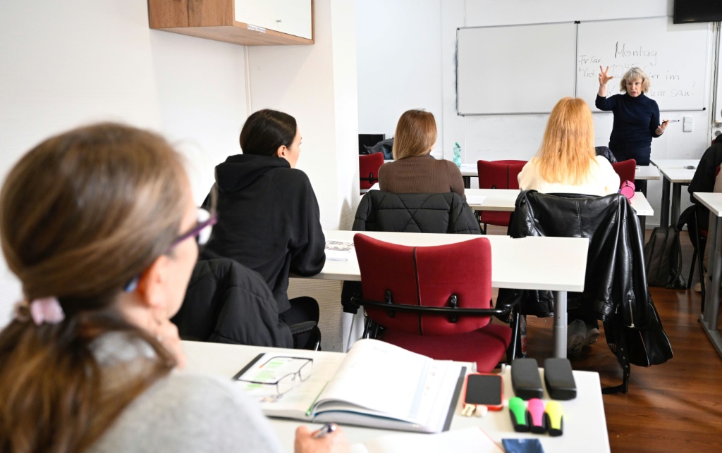 معلمة ألمانية تعطي درسًا في اللغة الألمانية للاجئات الأوكرانيات في برلين في 21 تشرين الأول/أكتوبر 2022 (ا ف ب)