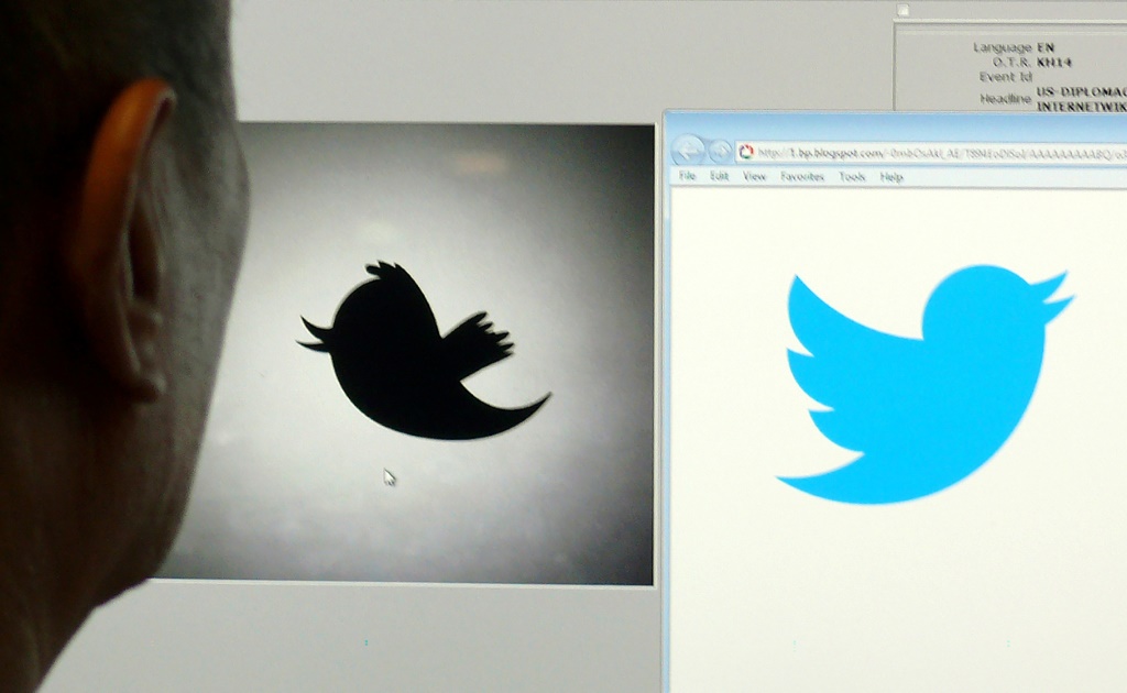 شخص ينظر إلى شاشة كمبيوتر يظهر عليها شعارا تويتر القديم (يسار) والحديث (يمين) في واشنطن بتاريخ السابع من حزيران/يونيو 2012 (ا ف ب)
