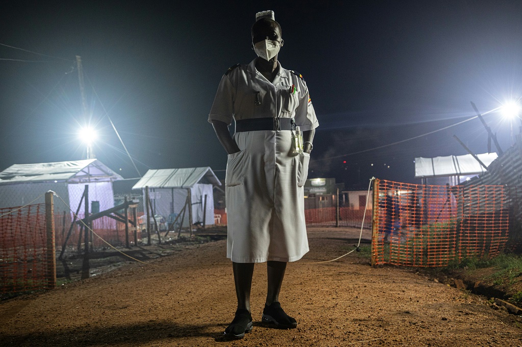 ممرضة في مركز لمعالجة مرضى إيبولا في موبيندي في 27 تشرين الأول/أكتوبر 2022 (ا ف ب)