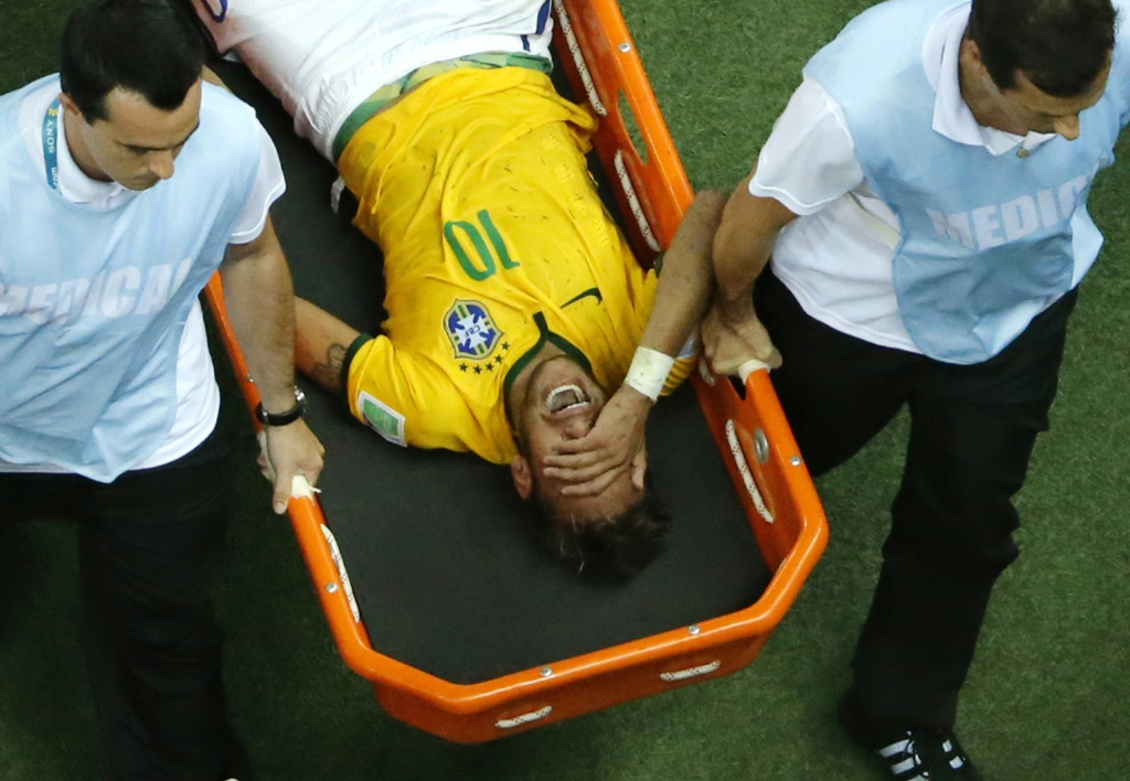 صورة أرشيفية تعود الى مونديال 2014 تظهر البرازيلي نيمار على حمالة بعد إصابته ضد كولومبيا. فورتاليزا، البرازيل، في 4 تموز/يوليو 2014 (ا ف ب)