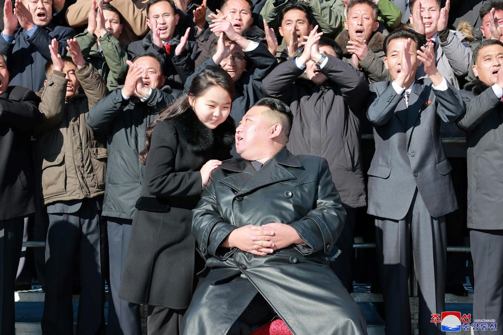 صورة نشرتها وكالة الأنباء الكورية الشمالية الرسمية في 27 تشرين الثاني/نوفمبر تظهر الزعيم كيم جونغ أون وابنته مع علماء ومهندسين مشاركين في برنامج الأسلحة في البلاد (ا ف ب)