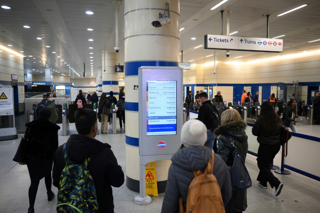 ركاب في محطة ستراتفورد في لندن في العاشر من تشرين الثاني/نوفمبر 2022 (ا ف ب)