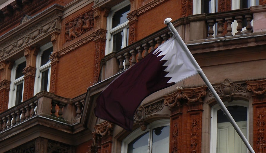 علم قطر يرفرف في بريطانيا (سوشيل ميديا)