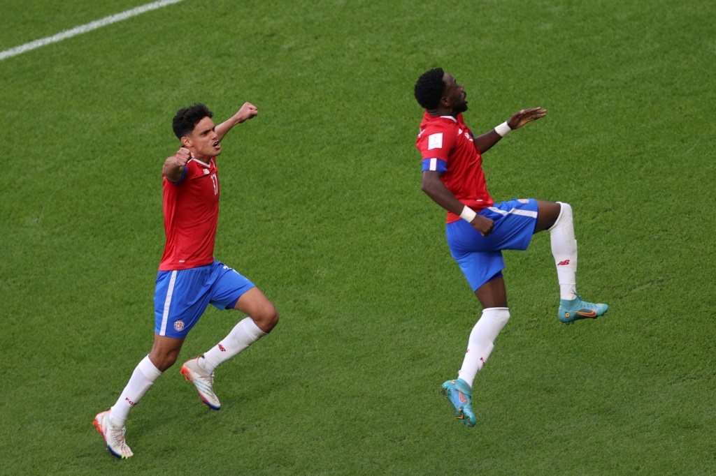    مدافع كوستاريكا كيشر فولر (يمين) يحتفل مع زميله يلتسين تيخيدا بتسجيله هدف المباراة الوحيد في مرمى اليابان ضمن مونديال 2022. 27 تشرين الثاني/نوفمبر 2022 (ا ف ب)