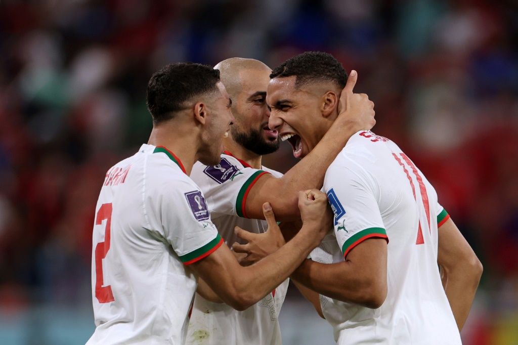 لاعبو المنتخب المغربي يحتفلون بهز بلجيكا (2-صفر) في مونديال قطر في 27 تشرين الثاني / نوفمبر 2022 (ا ف ب)