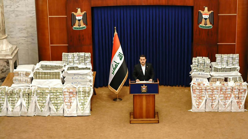 رئيس الوزراء العراقي محمد شياع السوداني خلال خطاب بتاريخ 27 تشرين الثاني/نوفمبر 2022 حول استرداد جزء من 2,5 مليار دولار اختلست من هيئة الضرائب(أ ف ب)