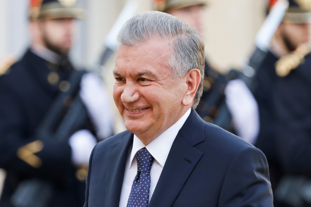 رئيس أوزبكستان شوكت ميرزوييف يصل إلى قصر الإليزيه في باريس في 22 تشرين الثاني/نوقمبر 2022 قبل اجتماع مع نظيره الفرنسي إيمانويل ماكرون (أ ف ب)