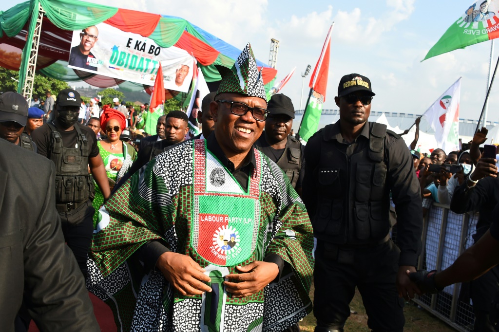    يناشد المرشح الرئاسي عن حزب العمال بيتر أوبي (وسط) العديد من النيجيريين الشباب برسالة خارجية (ا ف ب)