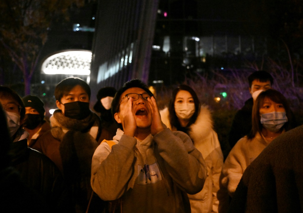    انتشرت احتجاجات نادرة في جميع أنحاء الصين ضد الإجراءات الصارمة لمكافحة فيروس كورونا والدعوة إلى الحريات السياسية (أ ف ب) 