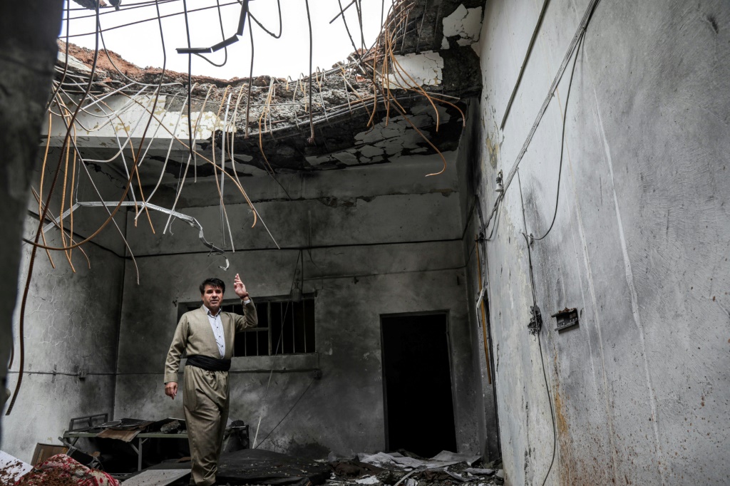    تسببت الضربات الإيرانية في انهيار سقف مقر حزب PDKI (ا ف ب)