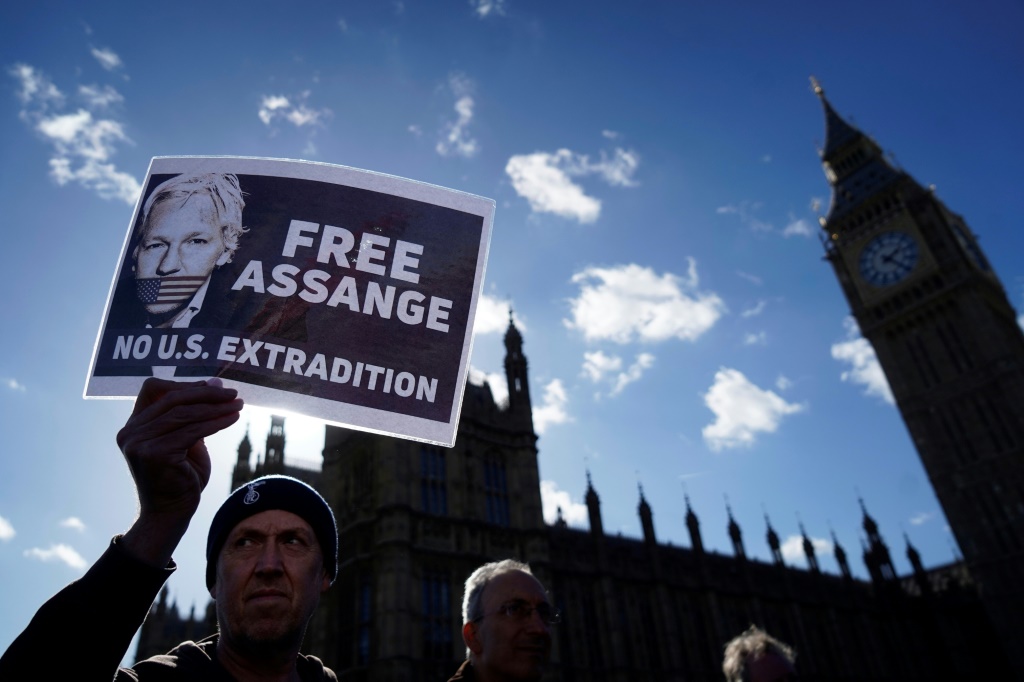 في أكتوبر ، شكل أنصار أسانج سلسلة بشرية حول برلمان المملكة المتحدة للمطالبة بالإفراج عنه (ا ف ب)